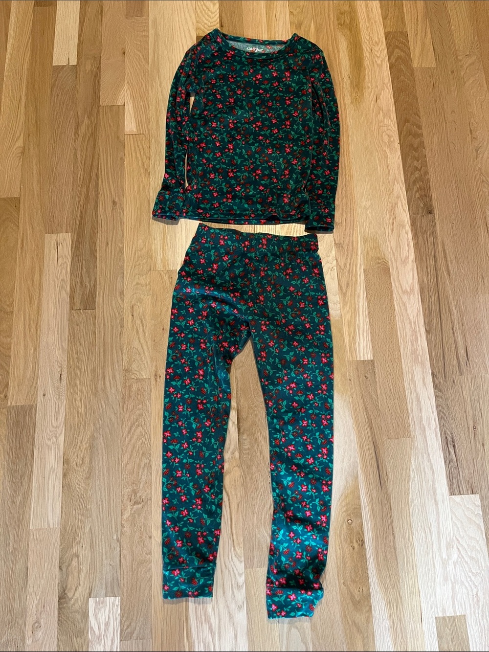 Green & Res Christmas Floral Two-Piece Pajama Set. Girls size 8. Cat & Jack.